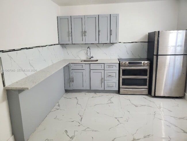 Foto del edificio - 15300 Leisure Dr