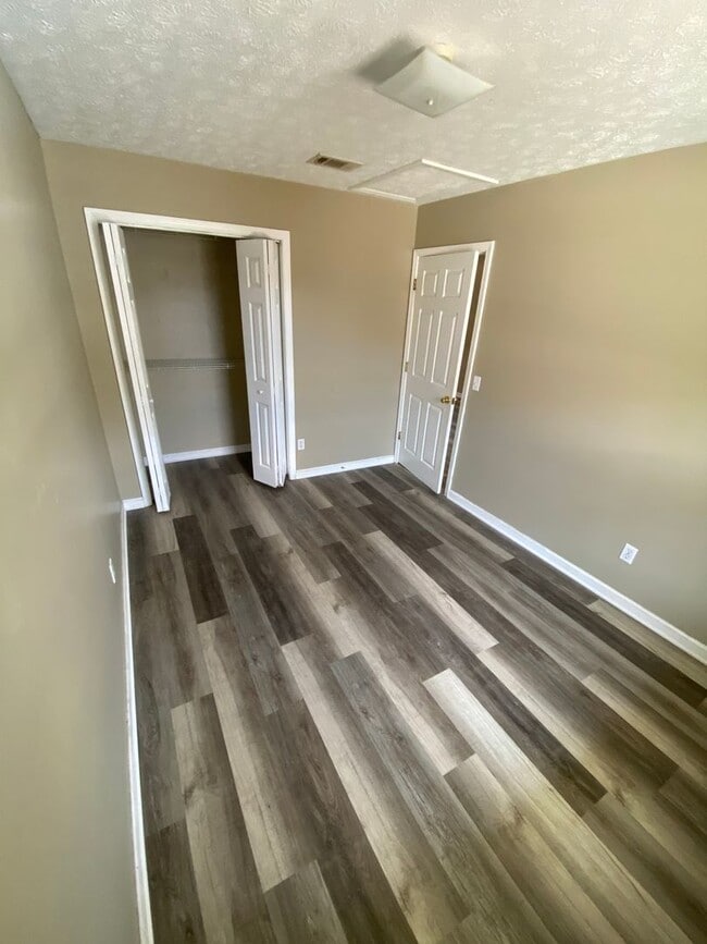 Building Photo - Cute 2 bed 2 bath triplex. Close to beach!
