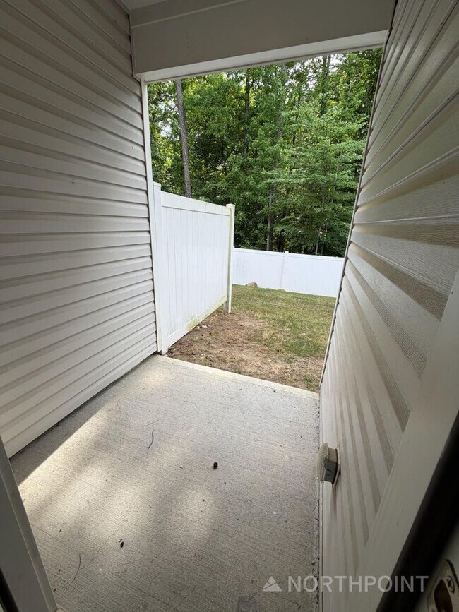 Foto del edificio - Brand new 3 bedroom townhome available for immediate move in!