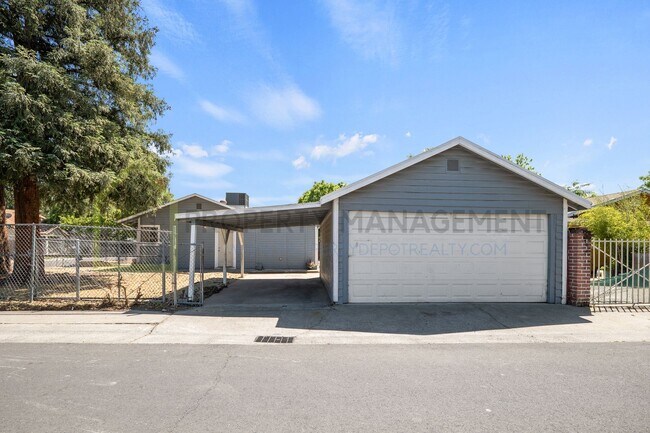 Foto del edificio - Updated 3-Bed, 2-Bath Bungalow on Spacious...