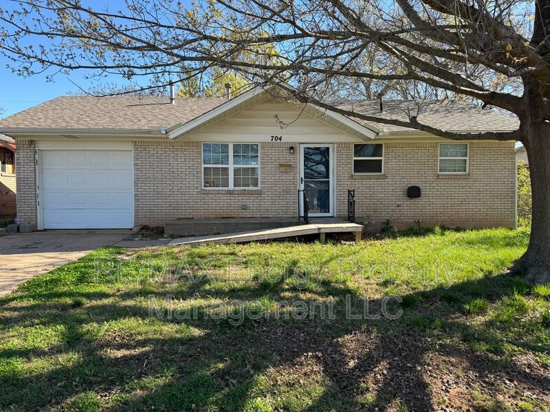 704 N Gale Ave, Moore, OK 73160 - House Rental in Moore, OK ...