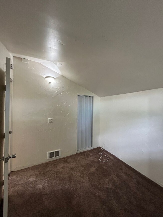 Building Photo - COZY 2 BEDROOM VINTAGE HOME