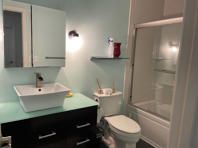 Full bath in the hallway (2nd level) - 1904 Winterport Cluster
