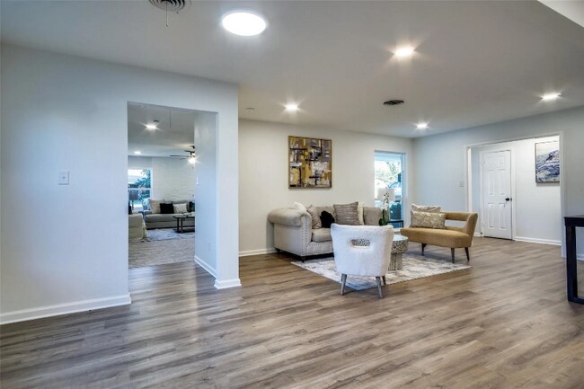 Foto del edificio - 5812 Waltham Ave