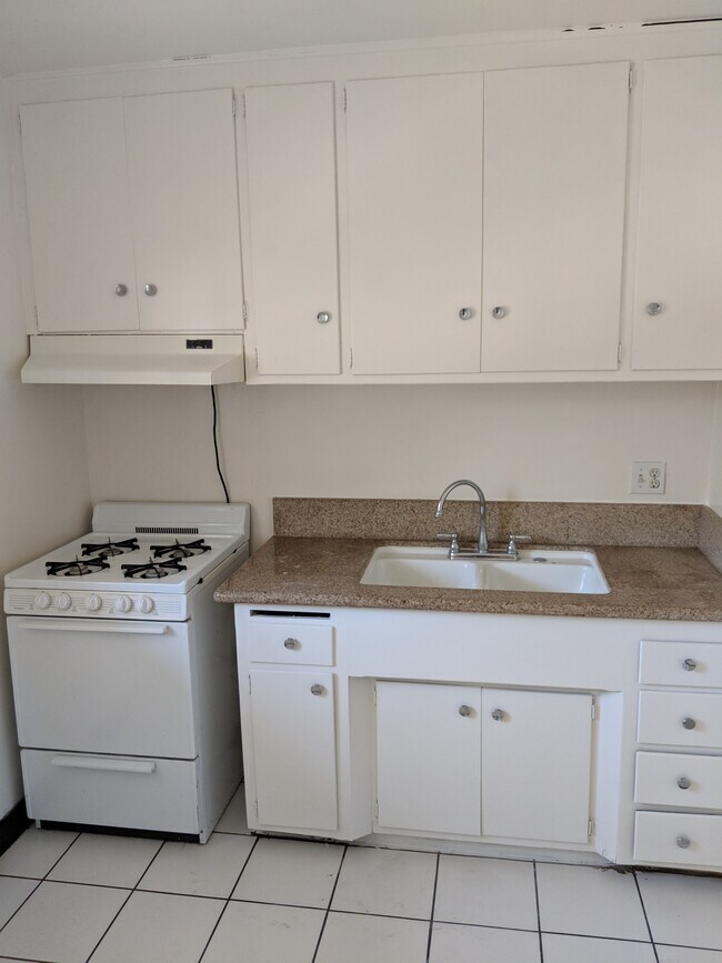 Kitchen - 540 S Madison Ave