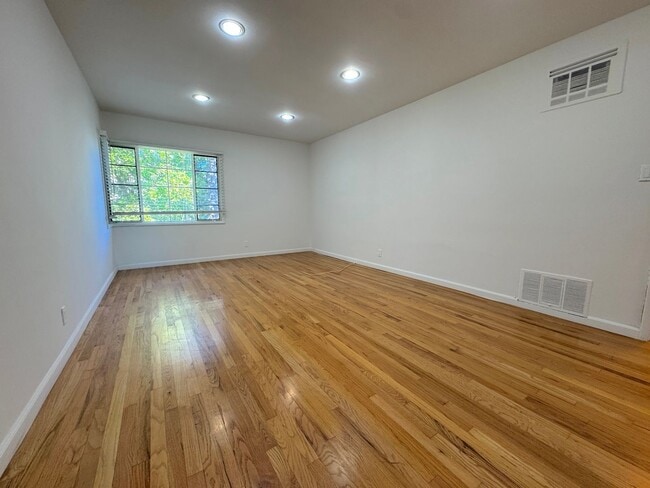 Building Photo - Top Floor Hollywood 1Bed/1Bath Walking Dis...