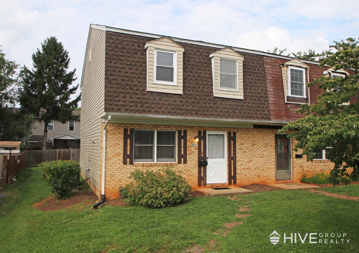 Foto principal - Fully Remodeled 3-Bedroom Duplex – Steps f...