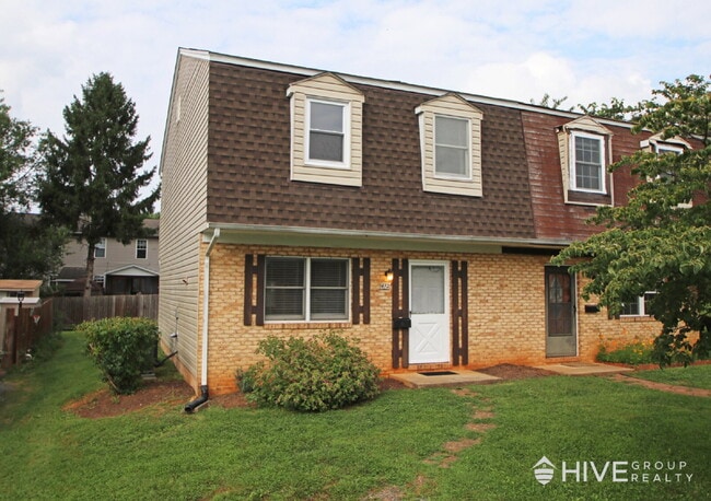 Fully Remodeled 3-Bedroom Duplex – Steps f... - Fully Remodeled 3-Bedroom Duplex – Steps f... Apartment