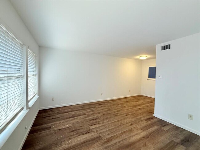 Foto del edificio - 2124 Burton Dr