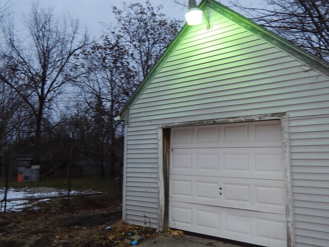 Garage - 1010 Cleveland St