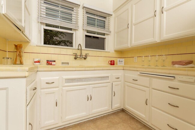 Building Photo - 230 S Reeves Dr