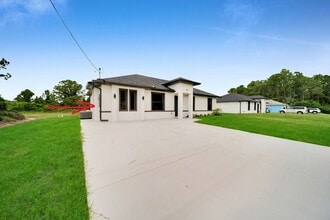 Building Photo - 462 Lampion Ave S