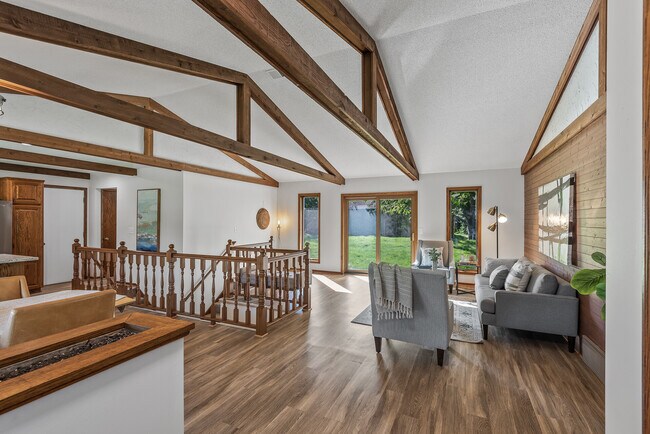 Building Photo - 833 Tyrol Ln