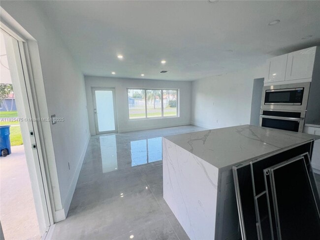 Foto del edificio - 912 NE 2nd Ct