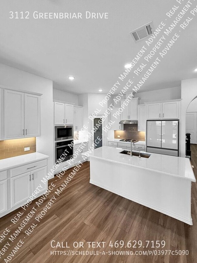 Building Photo - 3112 Greenbriar Dr