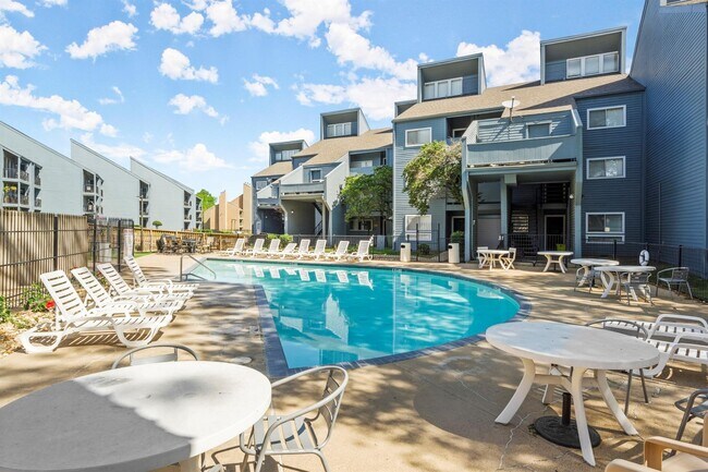 Foto del edificio - 12500 Melville Dr
