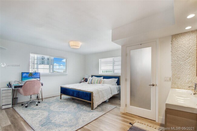 Building Photo - 4122 Collins Ave