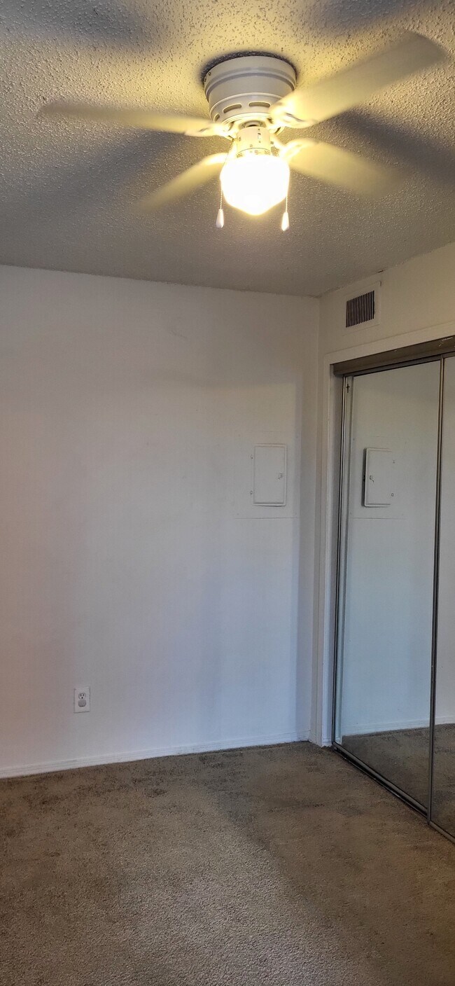 Foto del edificio - 9839 Walnut St