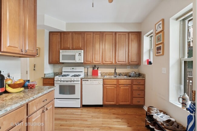 Building Photo - 834 W Agatite Ave