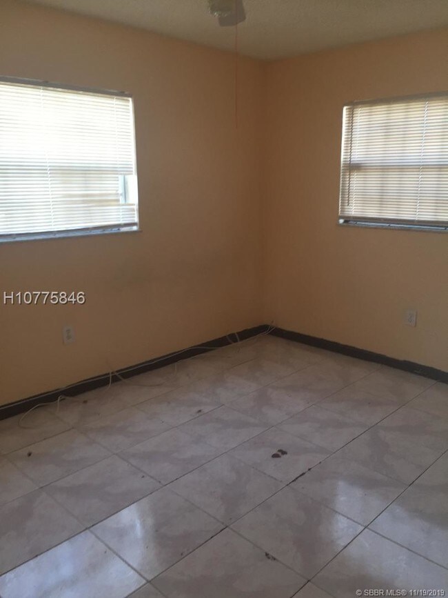 Foto del edificio - 19100 NW 27th Ave