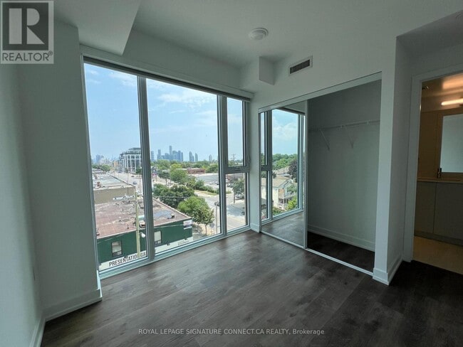 Building Photo - 880-880 The Queensway
