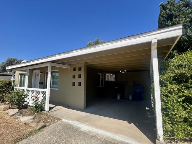 Building Photo - Charming 3 bedroom 1 bathroom home in Fols...