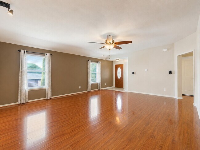 Foto del edificio - 136 Easton Glen Ln
