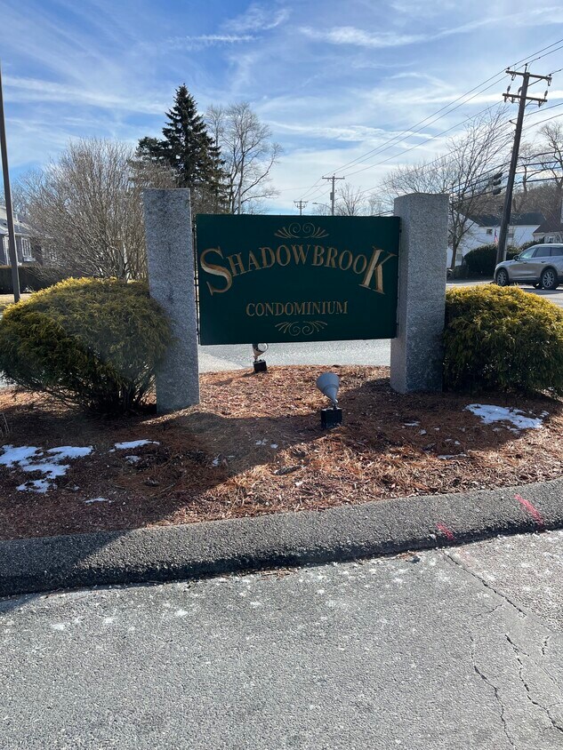 Primary Photo - 21 Shadowbrook Ln