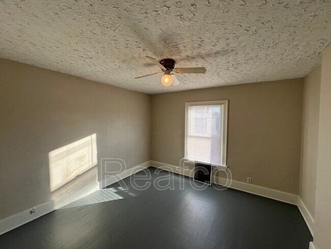 Building Photo - 810 Reinhard Ave