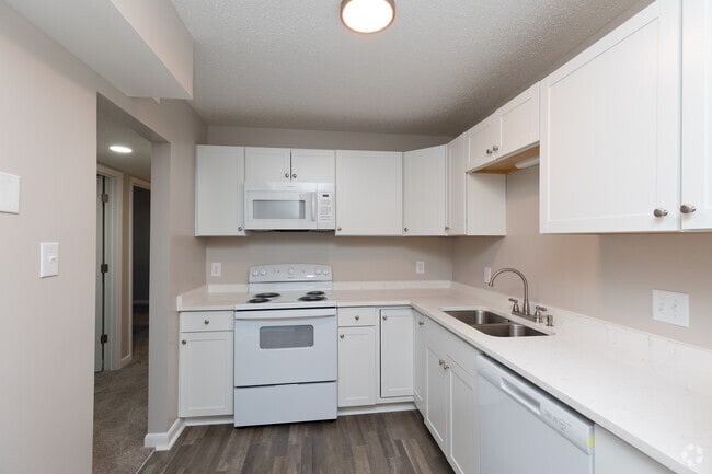 2BR, 1BA - 909SF - Kitchen - Arbor Glen Apartments