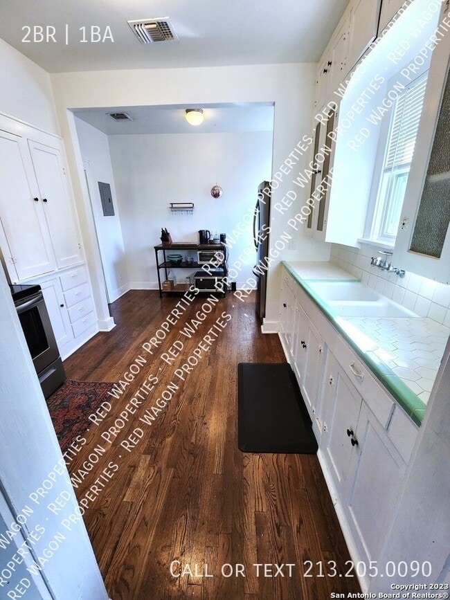 Building Photo - 415 W Mistletoe Ave