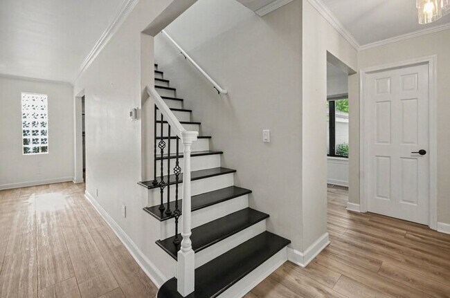 Building Photo - 615 Davis Ave