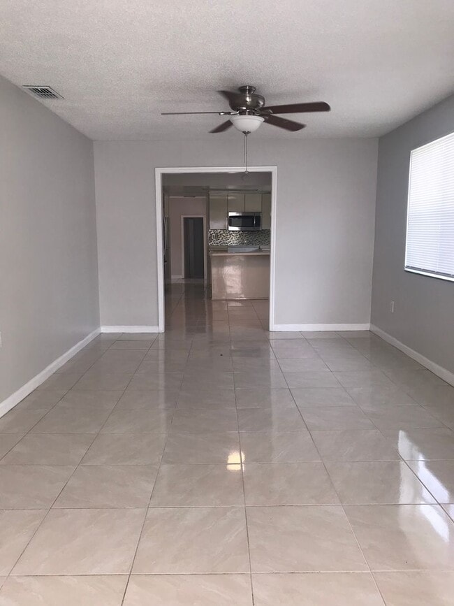 Building Photo - 3 bedroom 2 bath, corner lot