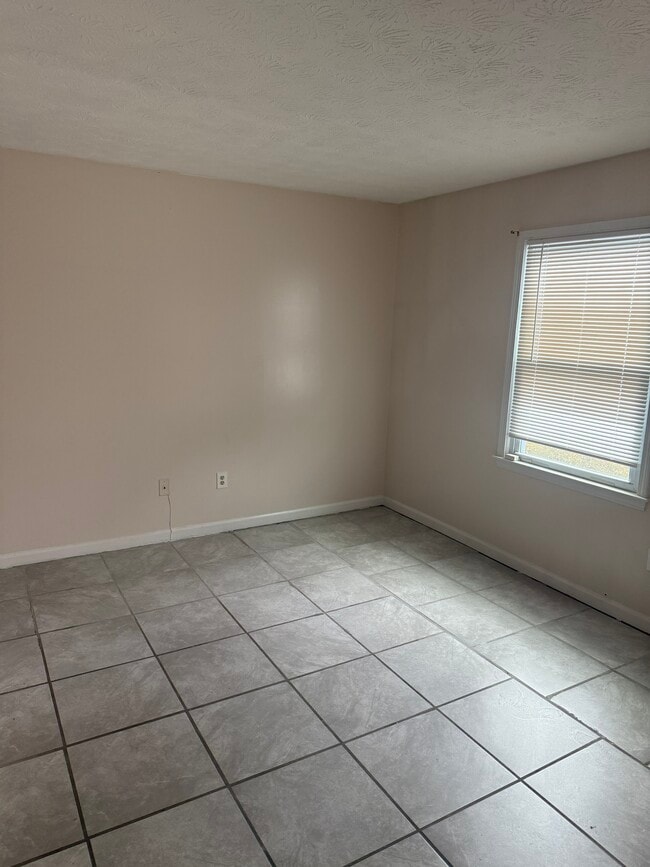 Main living area - 2640 Evans Mill Dr