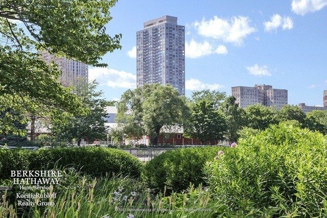 Primary Photo - 2020 N Lincoln Park West