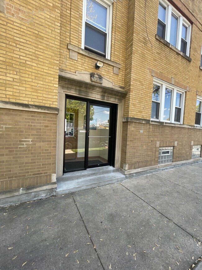 Foto del edificio - 5541 W Barry Ave