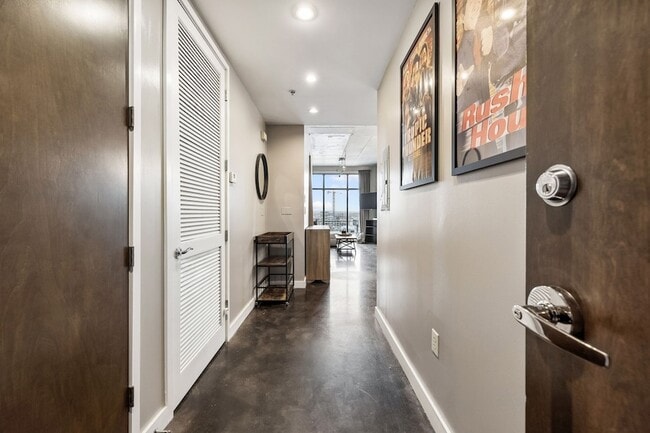 Building Photo - 1510 Demonbreun St