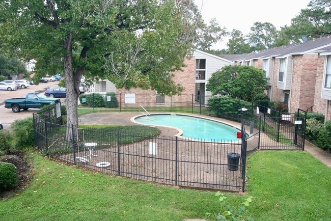 Building Photo - 17401 Red Oak Dr