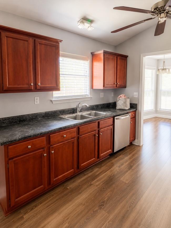 Building Photo - Great brick home located in Waterford Village OS