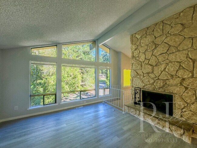 Foto del edificio - Spacious 3-Bedroom Home in Tranquil Port O...