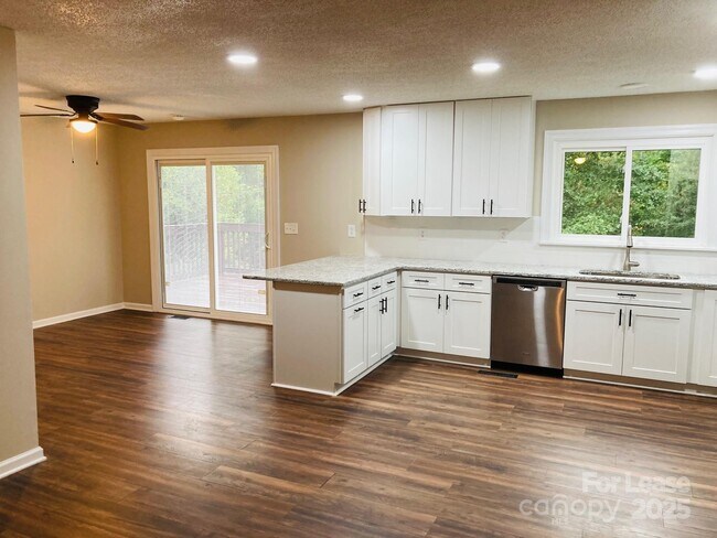 Foto del edificio - 2177 Lynmore Dr