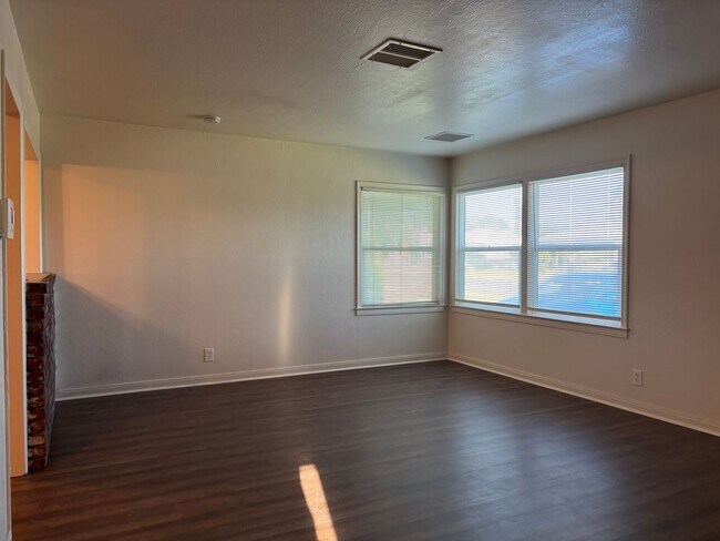 Foto del edificio - Central North home with big backyard, dual pane windows & more!
