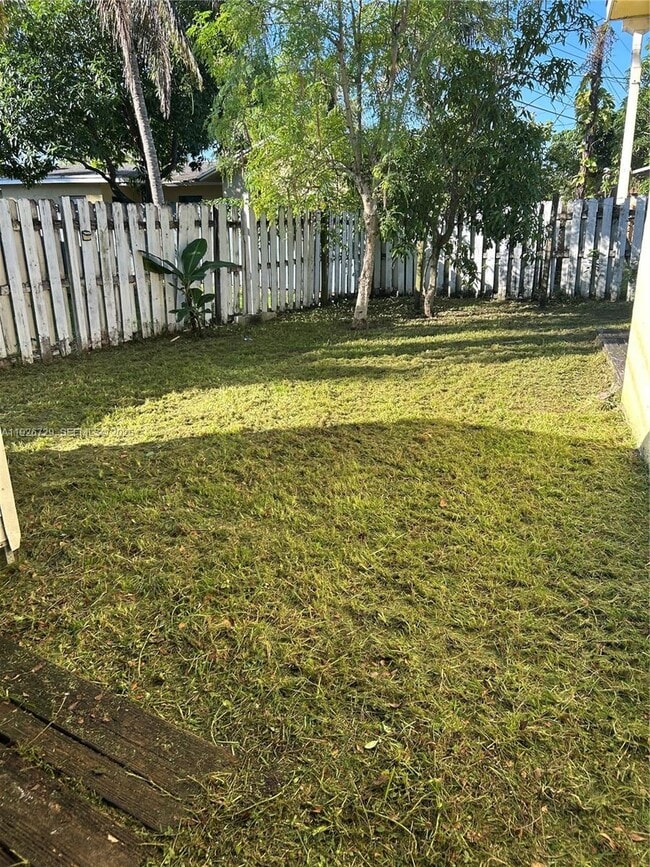 Foto del edificio - 250 NE 41st St