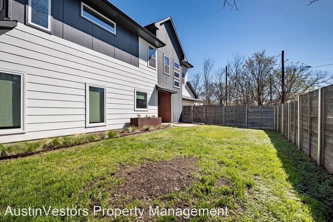 Building Photo - 3 br, 2.5 bath House - 2710 E 4th St