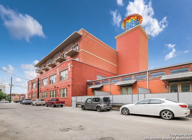 Building Photo - 1401 S Flores St
