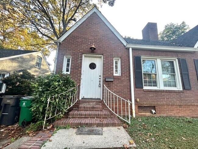 Building Photo - 1328 St Julien St