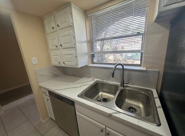 Building Photo - 5921 Arncliffe Dr