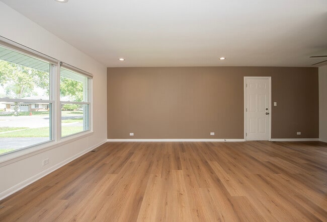 Foto del edificio - 1021 Lonsdale Rd