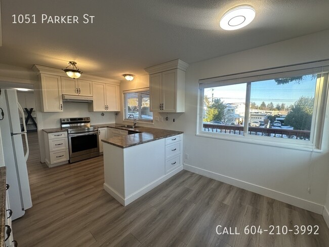 Building Photo - Water Views in White Rock