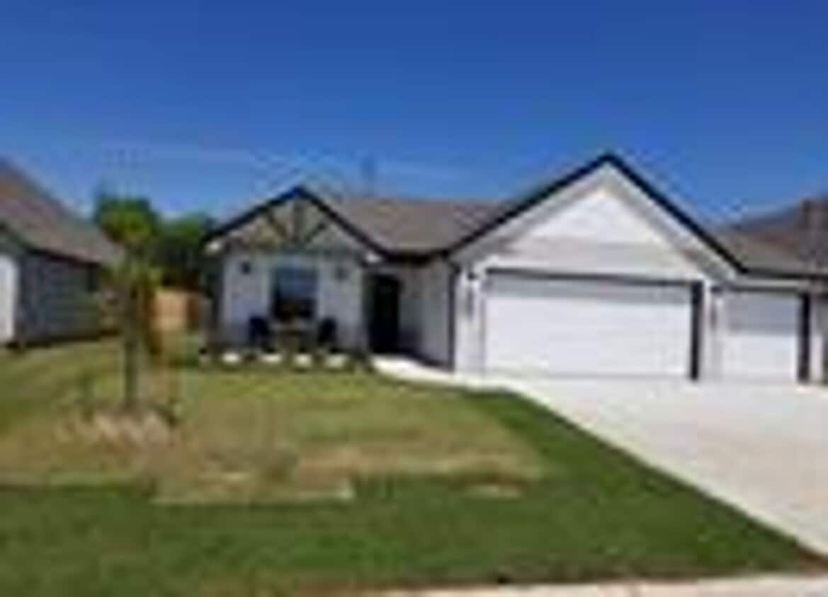 Foto principal - This 3 bed, 2 bath, 3 car, plus an office ...